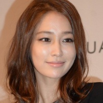 李珉廷婚后幸福首亮相 美貌依旧钻戒吸引视线