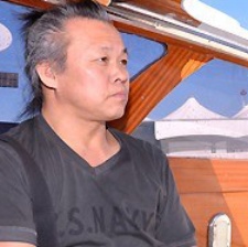 金基德導演亮相威尼斯 國際大導范兒人氣爆棚