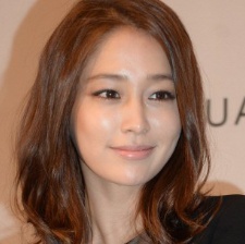 李珉廷婚后幸福首亮相 美貌依舊鉆戒吸引視線