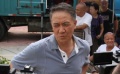李幼斌新戲變“囚犯” 片場(chǎng)賣(mài)萌“裝可愛(ài)”
