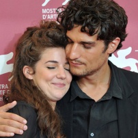 《嫉妒》举办发布会 男主角激情献吻气氛high