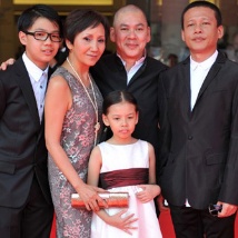 蔡明亮新片《郊游》主創(chuàng)走紅毯 導演黑超?？?>
                                    </a>
                                </li>                            </ul>
                        </div>
                    </div>
                                    </div>                                <!-- 獲獎信息 -->
                <div   id=