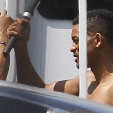 威尔史·密斯《焦点》曝片场照 赤裸上身耍棍棒