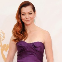 艾丽森·汉尼根紫色礼服优雅大气 展性感曲线身材