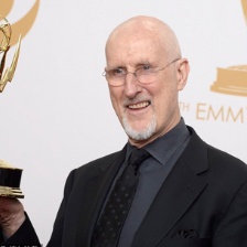 克伦威尔成迷你剧最佳男配 白须显干练面露喜悦