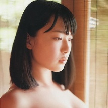前田敦子、足立梨花拍写真 露如花笑颜娇嫩身材