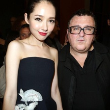 郭碧婷巴黎看秀惹火红唇秀香肩 熊黛林新欢亮相