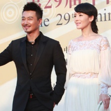 車永莉優(yōu)雅亮相金雞紅毯 演員吳樾微笑豎大拇指