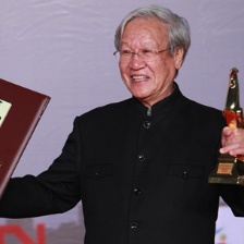 《萬箭穿心》獲中小成本影片 謝飛領(lǐng)獎(jiǎng)激動(dòng)異常