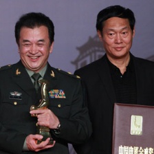 《倾城》获最佳原创剧本奖 黄宏握奖杯笑不拢嘴