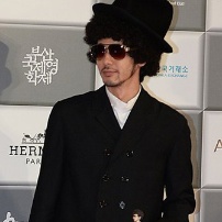 日本男星小田切让黑衣登场 礼帽墨镜搞怪复古