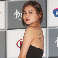 金允慧黑裙袒露香肩 纹身“少女”展萝莉诱惑