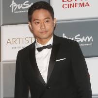 《蓝盐》男星千正明西装登场 有型有款神采飞扬