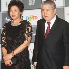 導(dǎo)演林權(quán)澤出席電影節(jié)紅毯 德高望重老當(dāng)益壯