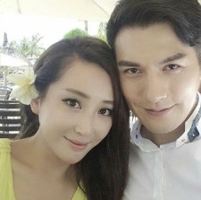 嚴(yán)屹寬杜若溪海島度假 夫妻倆齊曬悠閑恩愛照