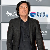 “作家导演”李沧东踏影节红毯 气势如虹显气派