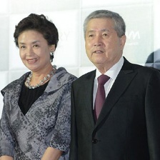 韓國影壇領(lǐng)軍人物出場 林權(quán)澤攜夫人亮相釜山