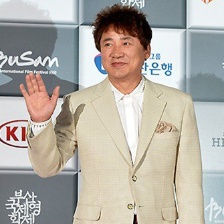 韩星李英河现身釜山影节红毯 老牌名导气质沉稳