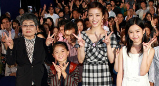 《阿信電影版》東京首映 上戶彩為“女兒”救場(chǎng)