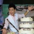 林志颖上海庆生获赠大蛋糕 与粉丝拥抱来者不拒