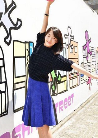 周冬雨赴日街拍清新灵动 清纯如水宛如邻家女孩