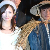 导演茑哲一朗撑《祖谷物语》 稻草人打扮吸眼球