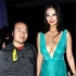王李丹妮身穿深V绿裙展笑容 露性感双胸玩自拍
