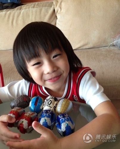 Kimi终获奥特曼蛋收老爸 林志颖生日 礼物乐开怀