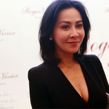 劉嘉玲穿深V裝露半球撈金 女粉絲驚呼：這么老