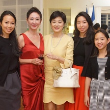 林青霞攜女兒賀施南生獲授勛 被曝不愿復(fù)出拍戲