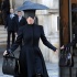Lady GaGa戴黑色斗笠帽遮眼 当街撩大衣秀美腿