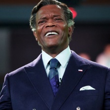 《機(jī)械戰(zhàn)警》曝角色照 塞繆爾·杰克遜西裝革履