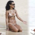 蕾哈娜穿比基尼沙滩拍照 展露健康肤色匀称身材