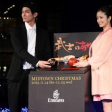 上戶彩婚后出席圣誕點(diǎn)燈 調(diào)侃“丈夫”高良健吾