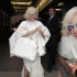 Lady GaGa穿白色皮草现身 满脸笑容贵妇范十足