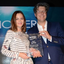 绯闻女孩Queen B抵沪捞金 被问订婚消息露甜笑