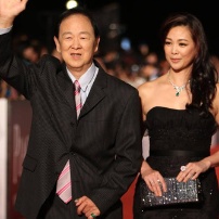 老戏骨王羽亮相金马奖红毯 女儿王馨平陪伴左右