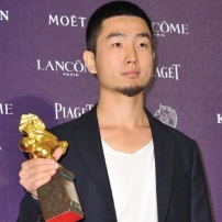 最佳创作短片奖导演胡伟进后台 面容淡定握奖杯