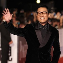 《寒战》剧组登金马奖红毯 梁家辉招手喜笑颜开