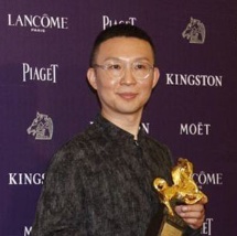 李樯获最佳改编剧本奖 握奖杯面带微笑文质彬彬