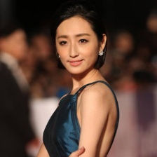 柯佳嬿藍色吊帶長裙亮相紅毯 大秀性感纖腰美背