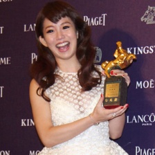 郭书瑶惊喜得金马最佳新人奖 后台兴奋亲吻奖杯