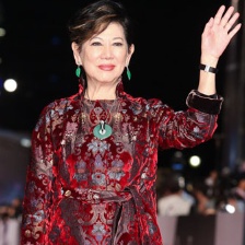 凌波蕾丝裙优雅现身红毯 微笑示意风采不减当年