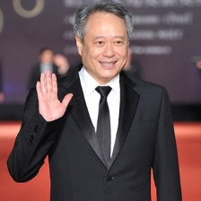 金马评委会主席李安登红毯 携手林青霞挥手微笑