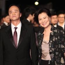 狄龙夫妇恩爱亮相红毯 两人紧紧牵手谈笑风生