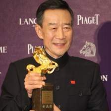 李雪健獲金馬最佳男配角獎 后臺捧獎杯難掩激動