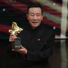 李雪健榮獲最佳男配角獎 手中緊握獎杯面露微笑