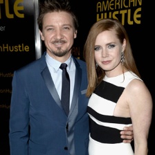 《美国骗局》首映式 艾米·亚当斯穿薄纱裙惹眼