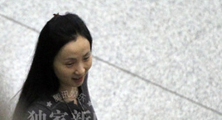 陶虹素顏挺大肚獨(dú)自帶女外出 徐崢將再當(dāng)爸爸