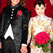 刘璇、王弢大婚：新郎新娘玩亲亲 刘璇幸福落泪